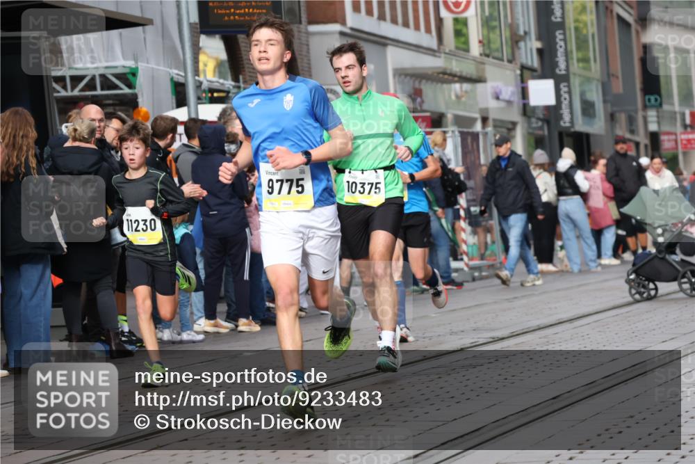 05.10.2025 - 20. swb-Marathon Bremen Strokosch-Dieckow http://msf.ph/oto/9233483 05.10.2025 10:42:09 Ziel 9700, 9775, 10208, 10375, 10592, 11178, 11230, 11725, 9700, 9775, 10208, 10375, 10592, 11178, 11230, 11725 meine-sportfotos.de