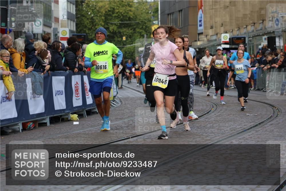 05.10.2025 - 20. swb-Marathon Bremen Strokosch-Dieckow http://msf.ph/oto/9233487 05.10.2025 10:53:50 Ziel 9456, 9494, 9548, 9701, 10046, 10416, 10484, 10616, 10696, 10785, 10966, 11141, 11383, 11445, 11533 meine-sportfotos.de