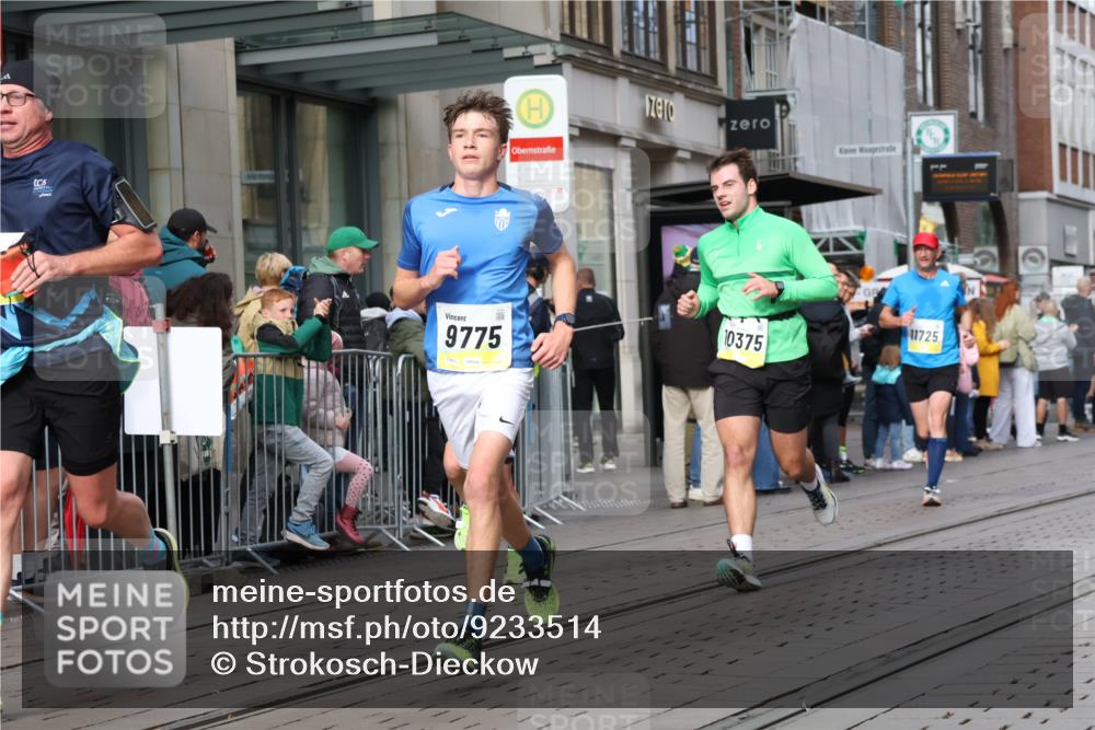 05.10.2025 - 20. swb-Marathon Bremen Strokosch-Dieckow http://msf.ph/oto/9233514 05.10.2025 10:42:11 Ziel 9700, 9775, 10208, 10375, 10592, 11178, 11230, 11725, 9700, 9775, 10208, 10375, 10592, 11178, 11230, 11725 meine-sportfotos.de