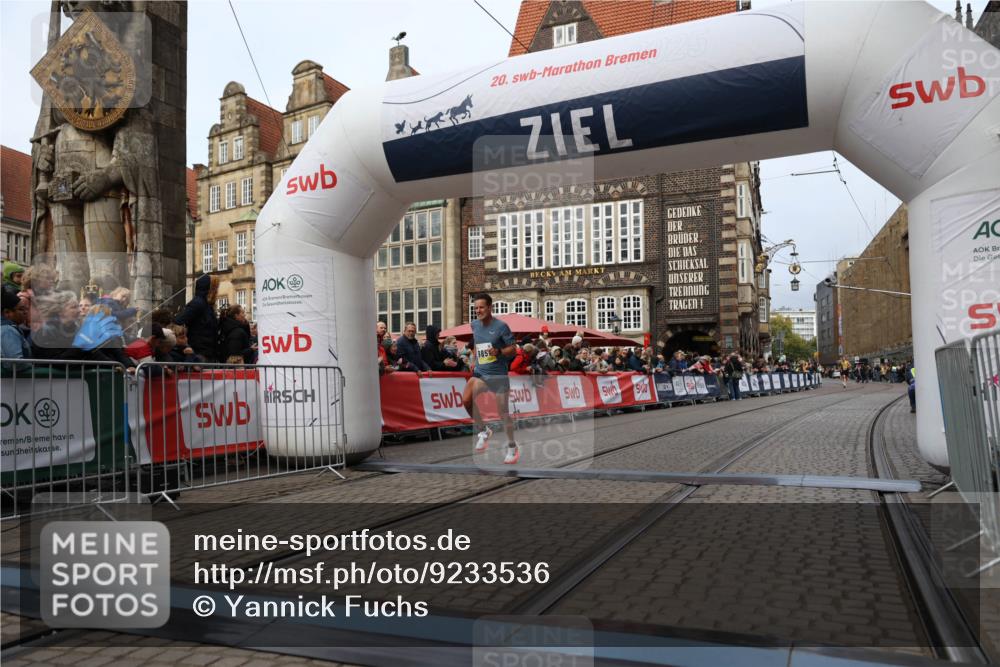 05.10.2025 - 20. swb-Marathon Bremen Yannick Fuchs http://msf.ph/oto/9233536 05.10.2025 10:34:30 Ziel 9851 meine-sportfotos.de