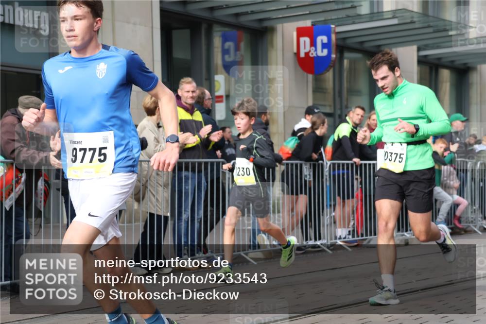05.10.2025 - 20. swb-Marathon Bremen Strokosch-Dieckow http://msf.ph/oto/9233543 05.10.2025 10:42:12 Ziel 9700, 9775, 10208, 10375, 10592, 11178, 11230, 11725, 9700, 9775, 10208, 10375, 10592, 11178, 11230, 11725 meine-sportfotos.de