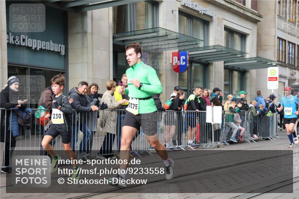 05.10.2025 - 20. swb-Marathon Bremen Strokosch-Dieckow http://msf.ph/oto/9233558 05.10.2025 10:42:13 Ziel 9700, 9775, 10208, 10375, 10592, 11178, 11230, 11725, 9700, 9775, 10208, 10375, 10592, 11178, 11230, 11725 meine-sportfotos.de