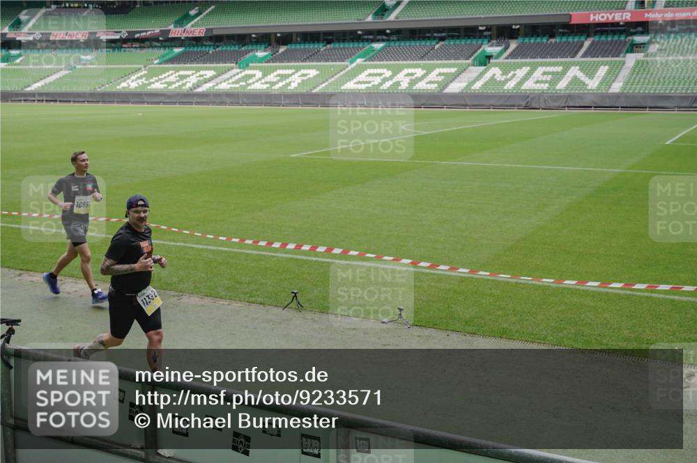 05.10.2025 - 20. swb-Marathon Bremen Michael Burmester http://msf.ph/oto/9233571 05.10.2025 10:31:31 Laufen im Stadion 7193, 7251, 8888, 9004, 9172, 9196, 9226, 9252, 9256, 9263, 9267, 9277, 9287, 9337, 9416, 9425, 9431, 9449, 9457, 9506, 9581, 9584, 9645, 9683, 9708, 9715, 9742, 9791, 9852, 9871, 9903, 9934, 10014, 10016, 10020, 10029, 10163, 10199, 10206, 10222, 10226, 10240, 10279, 10296, 10310, 10317, 10321, 10335, 10356, 10438, 10449, 10479, 10514, 10537, 10543, 10609, 10636, 10638, 10655, 10668, 10669, 10698, 10719, 10743, 9214, 9230, 9251 meine-sportfotos.de