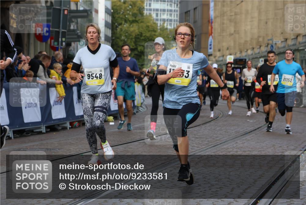 05.10.2025 - 20. swb-Marathon Bremen Strokosch-Dieckow http://msf.ph/oto/9233581 05.10.2025 10:53:56 Ziel 9313, 9456, 9520, 9548, 9701, 9807, 9835, 10046, 10075, 10163, 10484, 10616, 10785, 11152, 11339, 11533, 11593 meine-sportfotos.de