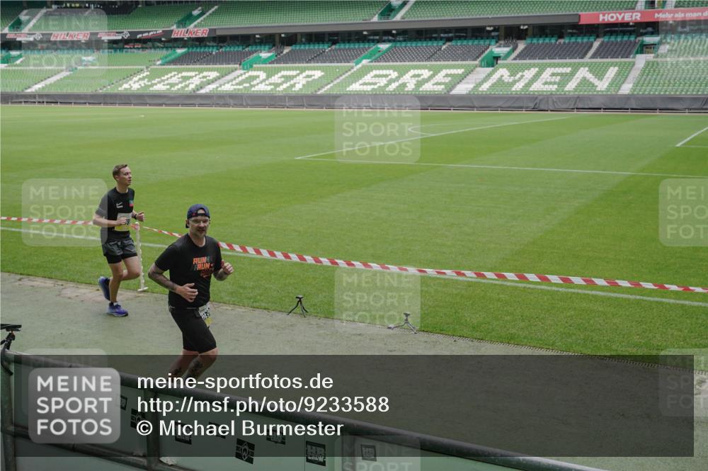 05.10.2025 - 20. swb-Marathon Bremen Michael Burmester http://msf.ph/oto/9233588 05.10.2025 10:31:31 Laufen im Stadion 7193, 7251, 8888, 9004, 9172, 9196, 9226, 9252, 9256, 9263, 9267, 9277, 9287, 9337, 9416, 9425, 9431, 9449, 9457, 9506, 9581, 9584, 9645, 9683, 9708, 9715, 9742, 9791, 9852, 9871, 9903, 9934, 10014, 10016, 10020, 10029, 10163, 10199, 10206, 10222, 10226, 10240, 10279, 10296, 10310, 10317, 10321, 10335, 10356, 10438, 10449, 10479, 10514, 10537, 10543, 10609, 10636, 10638, 10655, 10668, 10669, 10698, 10719, 10743, 9214, 9230, 9251 meine-sportfotos.de