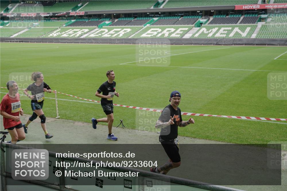 05.10.2025 - 20. swb-Marathon Bremen Michael Burmester http://msf.ph/oto/9233604 05.10.2025 10:31:32 Laufen im Stadion 7193, 7251, 8888, 9004, 9172, 9196, 9226, 9252, 9256, 9263, 9267, 9277, 9287, 9337, 9415, 9416, 9425, 9431, 9449, 9457, 9506, 9581, 9584, 9645, 9683, 9708, 9715, 9742, 9791, 9852, 9871, 9903, 9934, 10014, 10016, 10020, 10029, 10057, 10163, 10199, 10206, 10222, 10226, 10240, 10279, 10296, 10310, 10317, 10321, 10335, 10356, 10438, 10449, 10479, 10514, 10537, 10543, 10609, 10636, 10638, 10655, 10668, 10669, 10698, 10719, 10743, 9214, 9230, 9251 meine-sportfotos.de