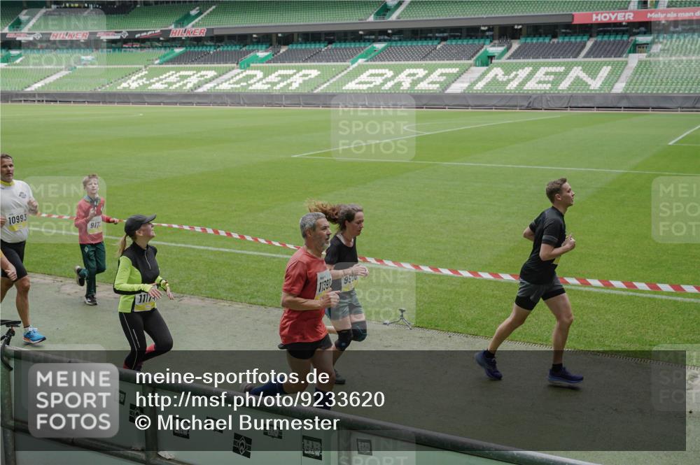 05.10.2025 - 20. swb-Marathon Bremen Michael Burmester http://msf.ph/oto/9233620 05.10.2025 10:31:33 Laufen im Stadion 7193, 7251, 8888, 9004, 9172, 9196, 9226, 9252, 9256, 9263, 9267, 9277, 9287, 9337, 9415, 9416, 9425, 9431, 9449, 9457, 9506, 9581, 9584, 9683, 9708, 9715, 9742, 9791, 9852, 9871, 9903, 9934, 10014, 10016, 10020, 10029, 10057, 10163, 10199, 10206, 10222, 10226, 10240, 10279, 10296, 10310, 10317, 10321, 10335, 10356, 10438, 10449, 10479, 10514, 10537, 10543, 10609, 10636, 10638, 10655, 10668, 10669, 10698, 10719, 10743, 9214, 9230 meine-sportfotos.de