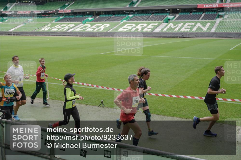 05.10.2025 - 20. swb-Marathon Bremen Michael Burmester http://msf.ph/oto/9233637 05.10.2025 10:31:33 Laufen im Stadion 7193, 7251, 8888, 9004, 9172, 9196, 9226, 9252, 9256, 9263, 9267, 9277, 9287, 9337, 9415, 9416, 9425, 9431, 9449, 9457, 9506, 9581, 9584, 9683, 9708, 9715, 9742, 9791, 9852, 9871, 9903, 9934, 10014, 10016, 10020, 10029, 10057, 10163, 10199, 10206, 10222, 10226, 10240, 10279, 10296, 10310, 10317, 10321, 10335, 10356, 10438, 10449, 10479, 10514, 10537, 10543, 10609, 10636, 10638, 10655, 10668, 10669, 10698, 10719, 10743, 9214, 9230 meine-sportfotos.de