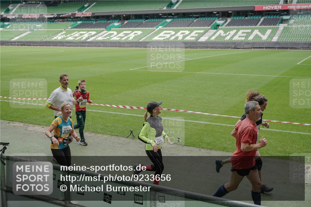 05.10.2025 - 20. swb-Marathon Bremen Michael Burmester http://msf.ph/oto/9233656 05.10.2025 10:31:33 Laufen im Stadion 7193, 7251, 8888, 9004, 9172, 9196, 9226, 9252, 9256, 9263, 9267, 9277, 9287, 9337, 9415, 9416, 9425, 9431, 9449, 9457, 9506, 9581, 9584, 9683, 9708, 9715, 9742, 9791, 9852, 9871, 9903, 9934, 10014, 10016, 10020, 10029, 10057, 10163, 10199, 10206, 10222, 10226, 10240, 10279, 10296, 10310, 10317, 10321, 10335, 10356, 10438, 10449, 10479, 10514, 10537, 10543, 10609, 10636, 10638, 10655, 10668, 10669, 10698, 10719, 10743, 9214, 9230 meine-sportfotos.de