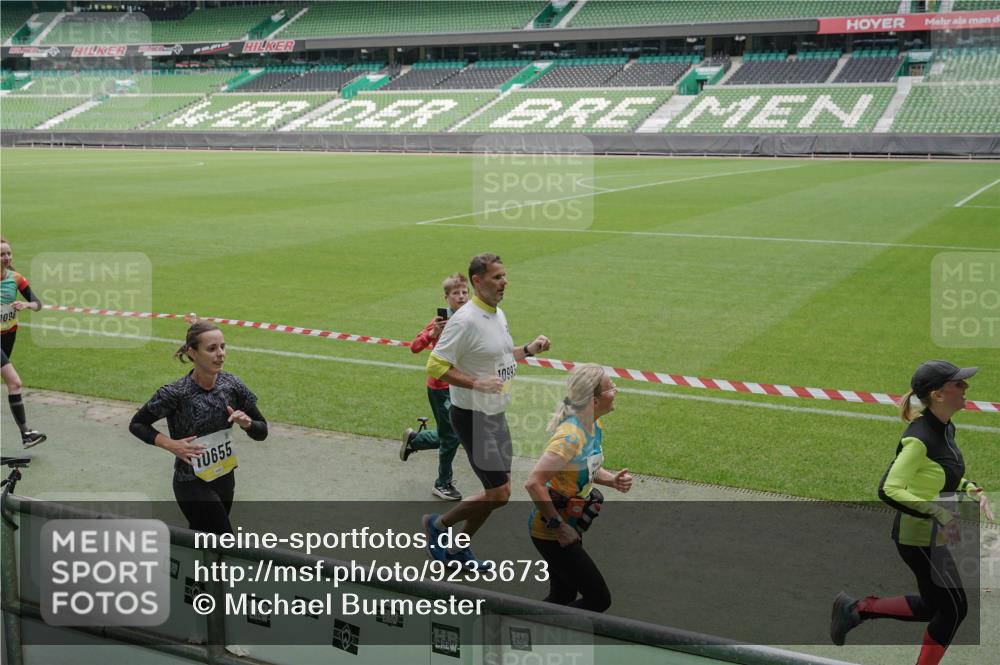 05.10.2025 - 20. swb-Marathon Bremen Michael Burmester http://msf.ph/oto/9233673 05.10.2025 10:31:34 Laufen im Stadion 7193, 7251, 8888, 9004, 9172, 9196, 9226, 9252, 9256, 9263, 9267, 9277, 9287, 9337, 9415, 9416, 9425, 9431, 9449, 9457, 9506, 9581, 9584, 9683, 9708, 9715, 9742, 9791, 9852, 9871, 9903, 9934, 10014, 10016, 10020, 10029, 10057, 10163, 10199, 10206, 10222, 10226, 10240, 10279, 10296, 10310, 10317, 10321, 10335, 10356, 10438, 10449, 10479, 10514, 10537, 10543, 10609, 10636, 10638, 10655, 10668, 10669, 10698, 10719, 10743, 9214, 9230 meine-sportfotos.de