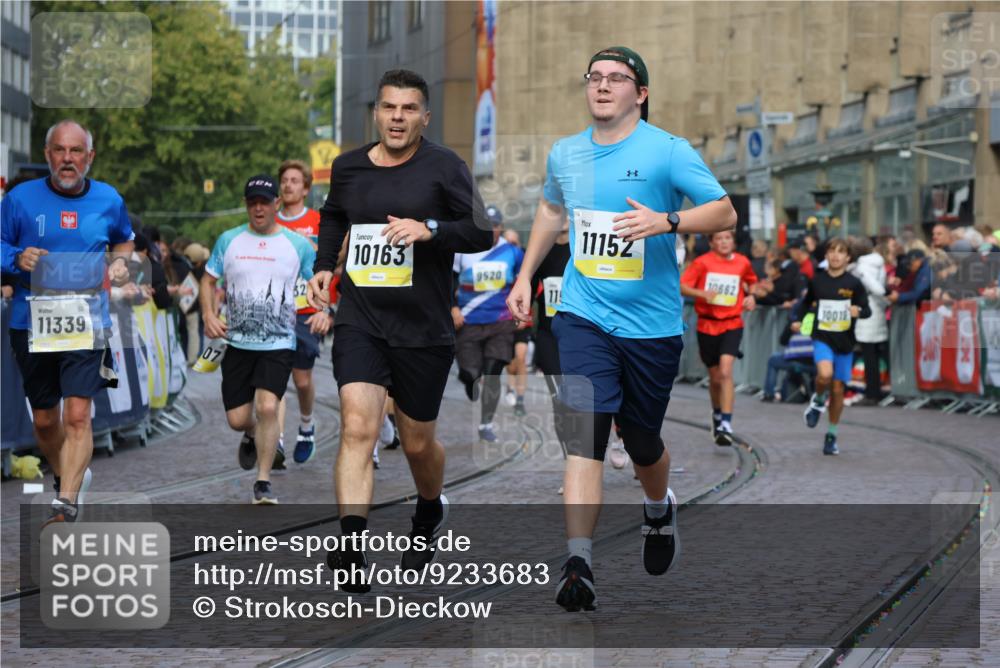 05.10.2025 - 20. swb-Marathon Bremen Strokosch-Dieckow http://msf.ph/oto/9233683 05.10.2025 10:53:58 Ziel 9313, 9456, 9520, 9548, 9807, 9835, 10019, 10046, 10075, 10163, 10484, 10616, 10631, 10662, 10785, 11152, 11303, 11339, 11432, 11593 meine-sportfotos.de