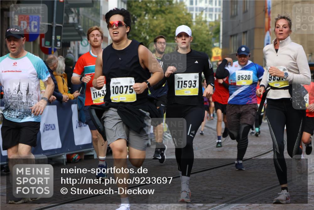 05.10.2025 - 20. swb-Marathon Bremen Strokosch-Dieckow http://msf.ph/oto/9233697 05.10.2025 10:54:02 Ziel 9313, 9520, 9807, 9835, 10019, 10075, 10163, 10631, 10662, 11151, 11152, 11303, 11339, 11347, 11432, 11593 meine-sportfotos.de