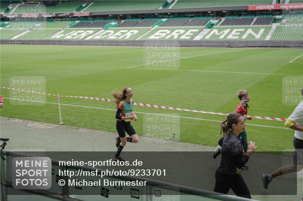05.10.2025 - 20. swb-Marathon Bremen Michael Burmester http://msf.ph/oto/9233701 05.10.2025 10:31:35 Laufen im Stadion 7193, 7251, 8888, 9004, 9172, 9196, 9226, 9252, 9256, 9263, 9267, 9277, 9287, 9337, 9415, 9416, 9425, 9431, 9449, 9457, 9506, 9581, 9584, 9683, 9708, 9715, 9742, 9791, 9807, 9852, 9871, 9903, 9934, 10014, 10016, 10019, 10020, 10029, 10057, 10163, 10199, 10206, 10222, 10226, 10240, 10279, 10296, 10310, 10317, 10321, 10335, 10356, 10438, 10449, 10479, 10514, 10537, 10543, 10609, 10636, 10638, 10655, 10668, 10669, 10698, 10719, 10743, 9214, 9230 meine-sportfotos.de