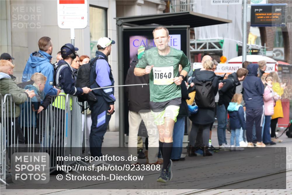 05.10.2025 - 20. swb-Marathon Bremen Strokosch-Dieckow http://msf.ph/oto/9233808 05.10.2025 10:42:34 Ziel 9302, 9524, 9558, 10045, 10624, 10961, 11476, 11640, 9302, 9524, 9558, 10045, 10624, 10961, 11476, 11640 meine-sportfotos.de