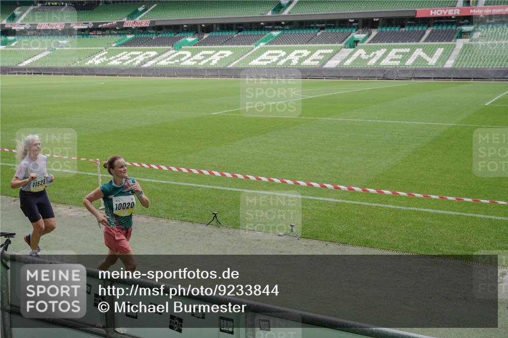 05.10.2025 - 20. swb-Marathon Bremen Michael Burmester http://msf.ph/oto/9233844 05.10.2025 10:31:40 Laufen im Stadion 7193, 7251, 8888, 9004, 9172, 9196, 9226, 9252, 9256, 9263, 9267, 9277, 9287, 9337, 9415, 9416, 9425, 9431, 9449, 9457, 9506, 9581, 9584, 9715, 9742, 9791, 9807, 9852, 9871, 9903, 9934, 10014, 10016, 10019, 10020, 10029, 10057, 10163, 10199, 10206, 10222, 10226, 10240, 10279, 10296, 10310, 10317, 10321, 10327, 10335, 10356, 10369, 10438, 10449, 10468, 10514, 10537, 10543, 10609, 10616, 10636, 10638, 10655, 10662, 10668, 10669, 10698, 10719, 10743, 10785, 9214, 9230 meine-sportfotos.de