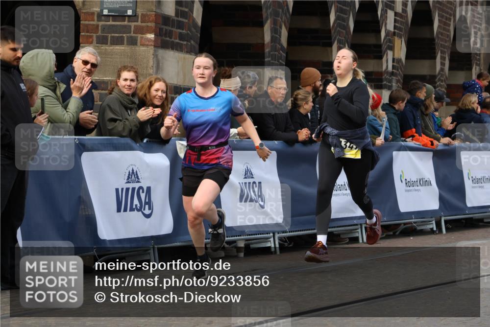 05.10.2025 - 20. swb-Marathon Bremen Strokosch-Dieckow http://msf.ph/oto/9233856 05.10.2025 10:54:09 Ziel 9402, 9574, 9900, 9935, 10019, 10234, 10533, 10631, 10662, 11151, 11203, 11347, 11449 meine-sportfotos.de