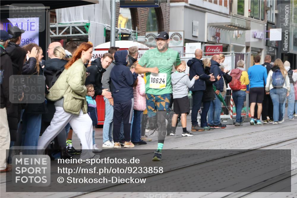 05.10.2025 - 20. swb-Marathon Bremen Strokosch-Dieckow http://msf.ph/oto/9233858 05.10.2025 10:42:38 Ziel 9006, 9302, 9524, 9558, 10045, 10553, 10624, 10961, 11476, 11640, 9006, 9302, 9524, 9558, 10045, 10553, 10624, 10961, 11476, 11640 meine-sportfotos.de