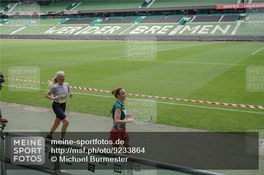 05.10.2025 - 20. swb-Marathon Bremen Michael Burmester http://msf.ph/oto/9233864 05.10.2025 10:31:40 Laufen im Stadion 7193, 7251, 8888, 9004, 9172, 9196, 9226, 9252, 9256, 9263, 9267, 9277, 9287, 9337, 9415, 9416, 9425, 9431, 9449, 9457, 9506, 9581, 9584, 9715, 9742, 9791, 9807, 9852, 9871, 9903, 9934, 10014, 10016, 10019, 10020, 10029, 10057, 10163, 10199, 10206, 10222, 10226, 10240, 10279, 10296, 10310, 10317, 10321, 10327, 10335, 10356, 10369, 10438, 10449, 10468, 10514, 10537, 10543, 10609, 10616, 10636, 10638, 10655, 10662, 10668, 10669, 10698, 10719, 10743, 10785, 9214, 9230 meine-sportfotos.de