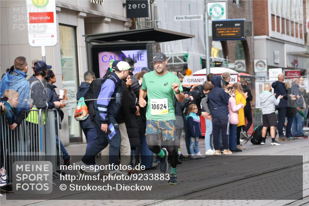 05.10.2025 - 20. swb-Marathon Bremen Strokosch-Dieckow http://msf.ph/oto/9233883 05.10.2025 10:42:39 Ziel 9006, 9302, 9524, 9558, 10045, 10474, 10553, 10624, 10961, 11476, 11640, 9006, 9302, 9524, 9558, 10045, 10474, 10553, 10624, 10961, 11476, 11640 meine-sportfotos.de