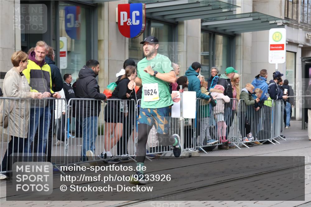 05.10.2025 - 20. swb-Marathon Bremen Strokosch-Dieckow http://msf.ph/oto/9233926 05.10.2025 10:42:42 Ziel 9006, 9302, 9558, 10045, 10474, 10553, 10624, 10961, 10979, 11476, 11640, 9006, 9302, 9558, 10045, 10474, 10553, 10624, 10961, 10979, 11476, 11640 meine-sportfotos.de