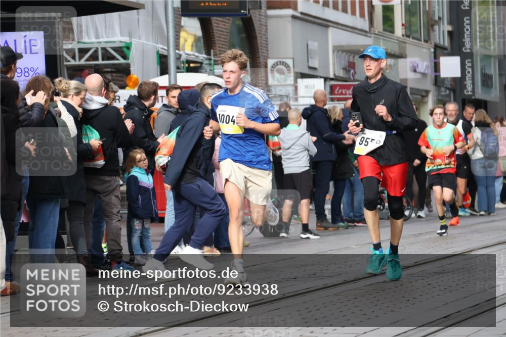 05.10.2025 - 20. swb-Marathon Bremen Strokosch-Dieckow http://msf.ph/oto/9233938 05.10.2025 10:42:43 Ziel 9006, 9302, 9558, 10045, 10474, 10541, 10553, 10624, 10961, 10979, 11304, 11476, 11640, 9006, 9302, 9558, 10045, 10474, 10541, 10553, 10624, 10961, 10979, 11304, 11476, 11640 meine-sportfotos.de
