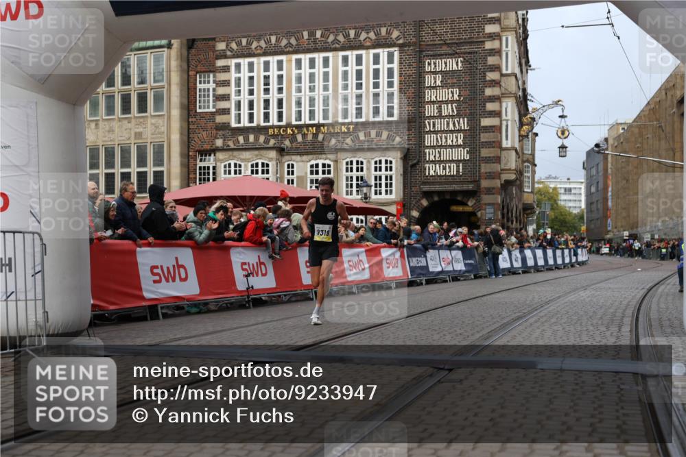 05.10.2025 - 20. swb-Marathon Bremen Yannick Fuchs http://msf.ph/oto/9233947 05.10.2025 10:34:43 Ziel 9319, 10718 meine-sportfotos.de