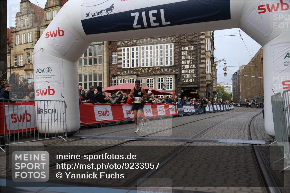 05.10.2025 - 20. swb-Marathon Bremen Yannick Fuchs http://msf.ph/oto/9233957 05.10.2025 10:34:44 Ziel 9319, 10718 meine-sportfotos.de