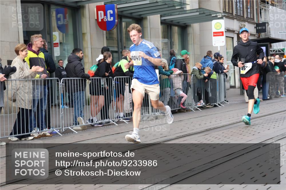 05.10.2025 - 20. swb-Marathon Bremen Strokosch-Dieckow http://msf.ph/oto/9233986 05.10.2025 10:42:47 Ziel 9006, 9302, 9558, 10045, 10474, 10541, 10553, 10624, 10961, 10979, 11304, 11476, 9006, 9302, 9558, 10045, 10474, 10541, 10553, 10624, 10961, 10979, 11304, 11476 meine-sportfotos.de