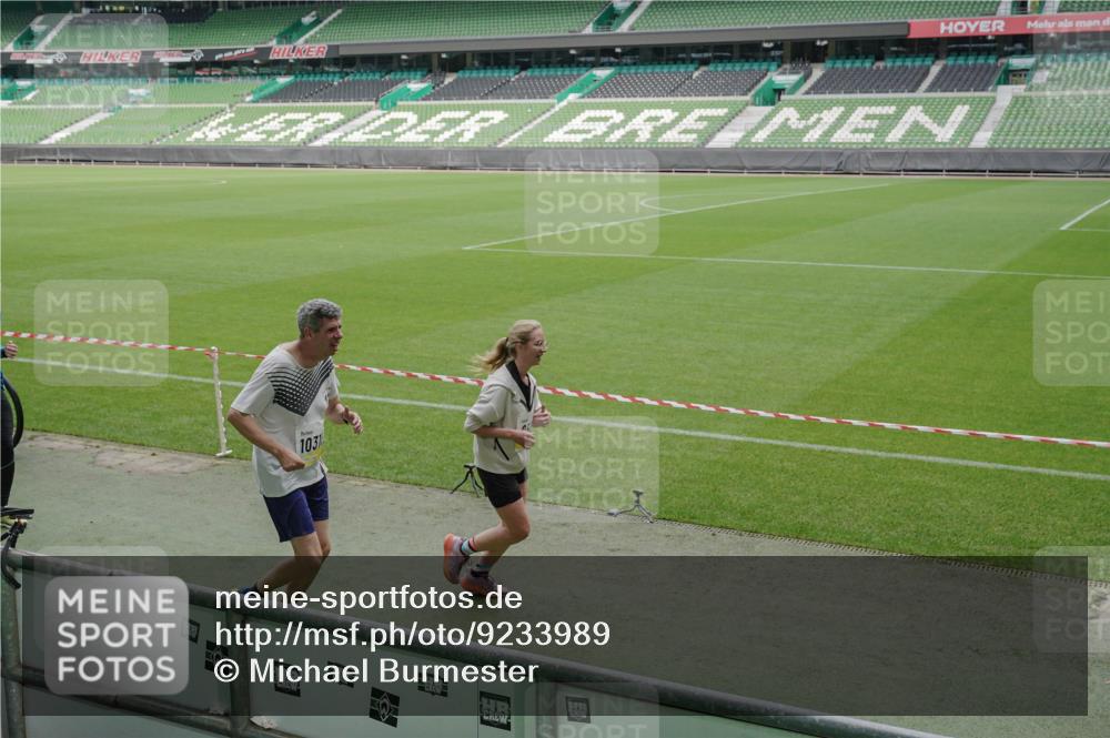05.10.2025 - 20. swb-Marathon Bremen Michael Burmester http://msf.ph/oto/9233989 05.10.2025 10:31:44 Laufen im Stadion 7193, 7251, 8888, 9004, 9172, 9196, 9226, 9252, 9256, 9263, 9267, 9287, 9337, 9415, 9431, 9449, 9457, 9506, 9581, 9584, 9715, 9742, 9791, 9807, 9852, 9871, 9903, 9934, 10014, 10016, 10019, 10020, 10029, 10038, 10057, 10064, 10163, 10199, 10206, 10222, 10226, 10240, 10242, 10279, 10296, 10310, 10317, 10321, 10327, 10335, 10356, 10369, 10438, 10468, 10514, 10537, 10543, 10609, 10616, 10636, 10638, 10655, 10662, 10668, 10669, 10698, 10719, 10743, 10785, 9214 meine-sportfotos.de