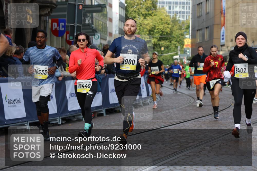 05.10.2025 - 20. swb-Marathon Bremen Strokosch-Dieckow http://msf.ph/oto/9234000 05.10.2025 10:54:12 Ziel 9402, 9574, 9900, 9935, 10234, 10402, 10533, 11203, 11347, 11449 meine-sportfotos.de