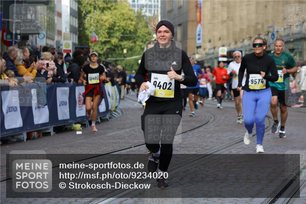 05.10.2025 - 20. swb-Marathon Bremen Strokosch-Dieckow http://msf.ph/oto/9234020 05.10.2025 10:54:13 Ziel 9402, 9574, 9900, 9935, 10234, 10402, 10533, 10915, 11203, 11449 meine-sportfotos.de