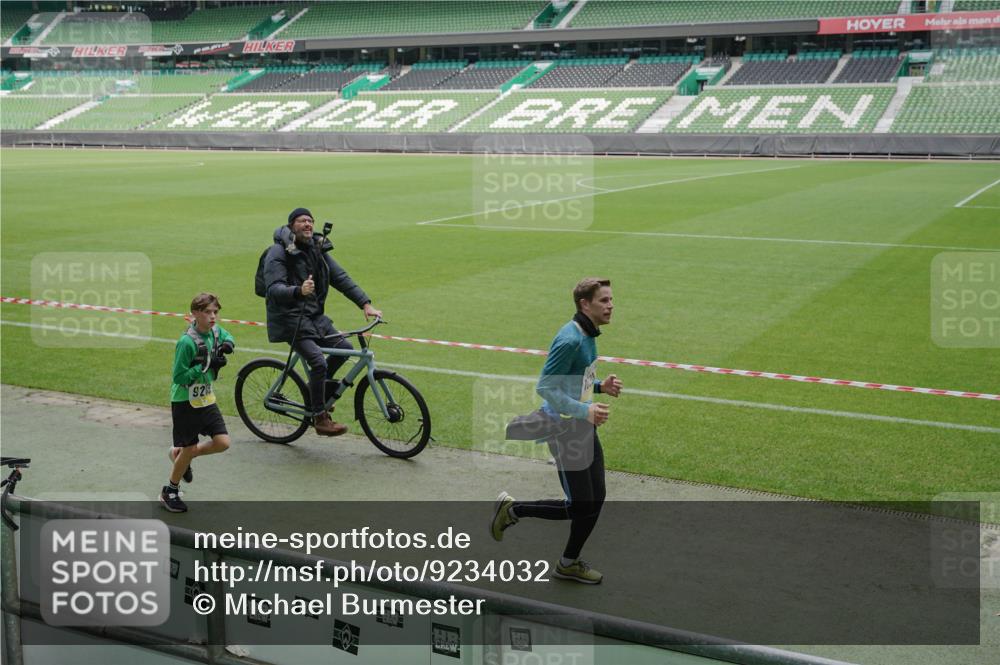 05.10.2025 - 20. swb-Marathon Bremen Michael Burmester http://msf.ph/oto/9234032 05.10.2025 10:31:46 Laufen im Stadion 7193, 7251, 8118, 8888, 9004, 9172, 9196, 9226, 9252, 9256, 9263, 9267, 9287, 9337, 9415, 9431, 9449, 9457, 9506, 9581, 9584, 9715, 9742, 9791, 9807, 9852, 9871, 9903, 9934, 10014, 10016, 10019, 10020, 10029, 10038, 10057, 10064, 10075, 10163, 10199, 10206, 10222, 10226, 10240, 10242, 10279, 10296, 10310, 10317, 10321, 10327, 10335, 10356, 10369, 10438, 10468, 10514, 10537, 10543, 10609, 10616, 10636, 10638, 10655, 10662, 10668, 10669, 10698, 10719, 10743, 10785 meine-sportfotos.de