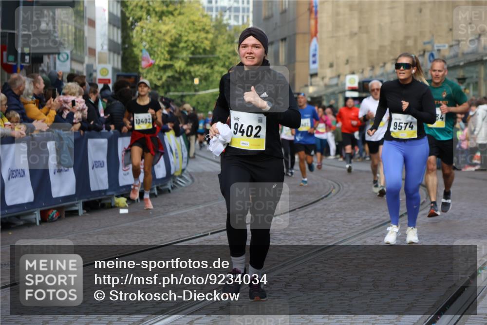 05.10.2025 - 20. swb-Marathon Bremen Strokosch-Dieckow http://msf.ph/oto/9234034 05.10.2025 10:54:13 Ziel 9402, 9574, 9900, 9935, 10234, 10402, 10533, 10915, 11203, 11449 meine-sportfotos.de