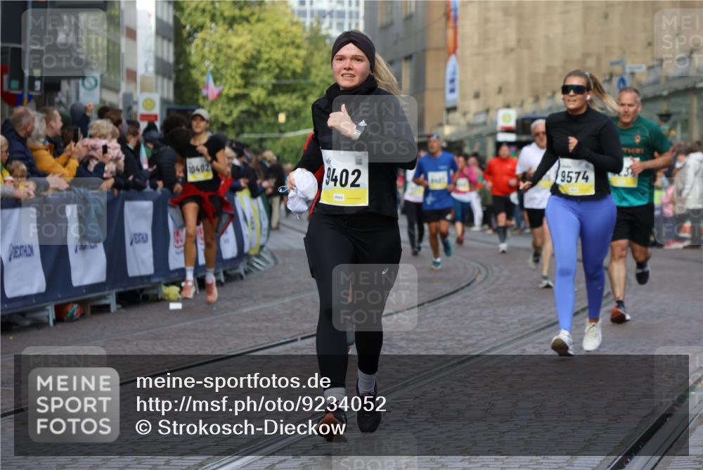 05.10.2025 - 20. swb-Marathon Bremen Strokosch-Dieckow http://msf.ph/oto/9234052 05.10.2025 10:54:13 Ziel 9402, 9574, 9900, 9935, 10234, 10402, 10533, 10915, 11203, 11449 meine-sportfotos.de