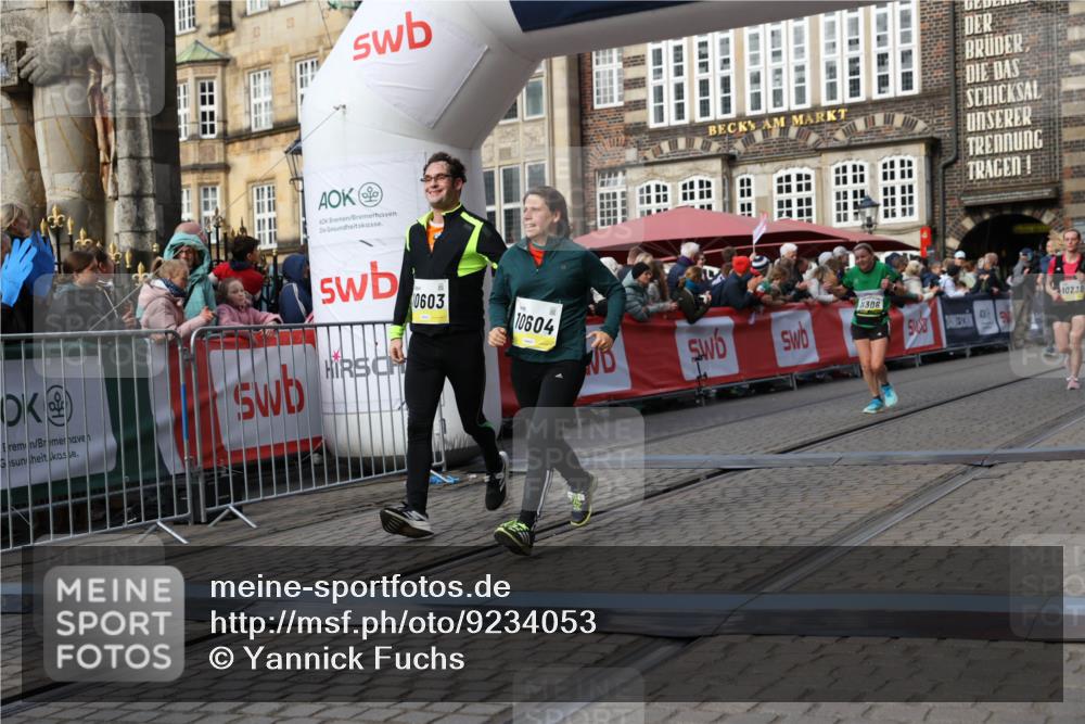 05.10.2025 - 20. swb-Marathon Bremen Yannick Fuchs http://msf.ph/oto/9234053 05.10.2025 11:03:53 Ziel 9315, 10238, 10297, 10478, 10603, 10604, 10711, 10713, 11306, 11589 meine-sportfotos.de