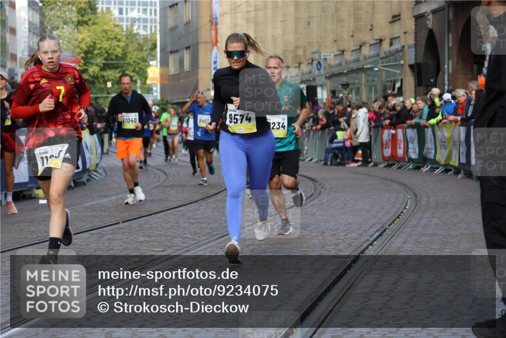 05.10.2025 - 20. swb-Marathon Bremen Strokosch-Dieckow http://msf.ph/oto/9234075 05.10.2025 10:54:15 Ziel 9402, 9574, 9900, 9935, 10234, 10402, 10533, 10915, 11040, 11203, 11449 meine-sportfotos.de