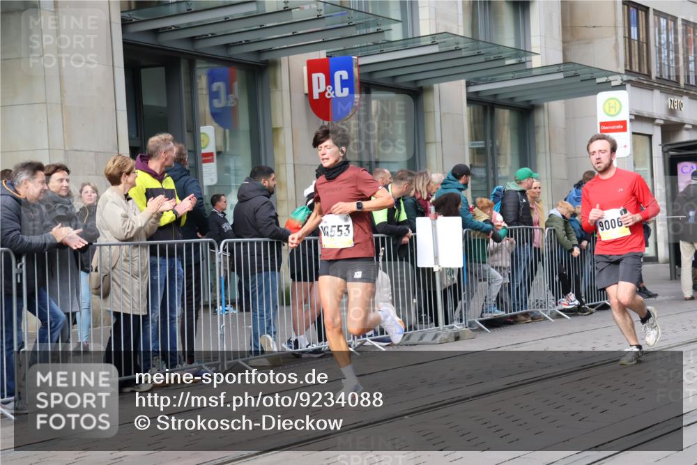 05.10.2025 - 20. swb-Marathon Bremen Strokosch-Dieckow http://msf.ph/oto/9234088 05.10.2025 10:42:54 Ziel 9006, 9302, 9558, 9967, 10474, 10541, 10553, 10961, 10979, 11304, 11476, 9006, 9302, 9558, 9967, 10474, 10541, 10553, 10961, 10979, 11304, 11476 meine-sportfotos.de