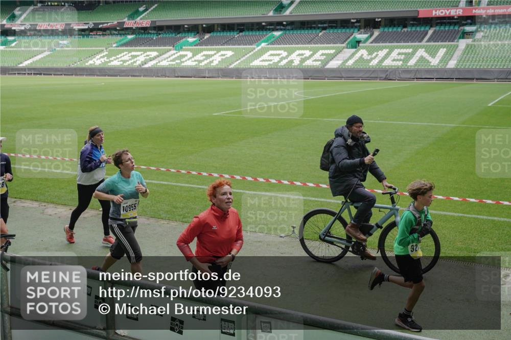 05.10.2025 - 20. swb-Marathon Bremen Michael Burmester http://msf.ph/oto/9234093 05.10.2025 10:31:47 Laufen im Stadion 7193, 7251, 8118, 8888, 9004, 9172, 9196, 9226, 9252, 9256, 9263, 9267, 9287, 9337, 9415, 9427, 9431, 9449, 9457, 9506, 9581, 9584, 9715, 9742, 9791, 9807, 9852, 9871, 9903, 9934, 10014, 10016, 10019, 10020, 10029, 10038, 10057, 10064, 10075, 10163, 10199, 10206, 10222, 10226, 10240, 10242, 10279, 10296, 10310, 10317, 10321, 10327, 10335, 10356, 10369, 10438, 10468, 10537, 10543, 10609, 10616, 10636, 10638, 10655, 10662, 10668, 10669, 10698, 10719, 10743, 10785 meine-sportfotos.de