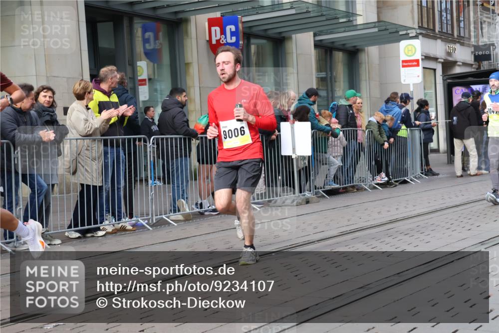 05.10.2025 - 20. swb-Marathon Bremen Strokosch-Dieckow http://msf.ph/oto/9234107 05.10.2025 10:42:55 Ziel 9006, 9302, 9558, 9967, 10474, 10541, 10553, 10961, 10979, 11304, 11476, 9006, 9302, 9558, 9967, 10474, 10541, 10553, 10961, 10979, 11304, 11476 meine-sportfotos.de