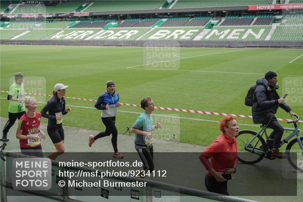 05.10.2025 - 20. swb-Marathon Bremen Michael Burmester http://msf.ph/oto/9234112 05.10.2025 10:31:48 Laufen im Stadion 7193, 7251, 8118, 8888, 9004, 9172, 9196, 9226, 9252, 9256, 9267, 9287, 9337, 9415, 9427, 9431, 9449, 9457, 9506, 9581, 9584, 9715, 9742, 9791, 9807, 9852, 9871, 9903, 9934, 10014, 10016, 10019, 10020, 10029, 10038, 10057, 10064, 10075, 10128, 10163, 10199, 10206, 10222, 10226, 10240, 10242, 10262, 10279, 10296, 10310, 10321, 10327, 10335, 10356, 10369, 10438, 10468, 10537, 10543, 10609, 10616, 10636, 10638, 10655, 10662, 10668, 10669, 10698, 10719, 10743, 10785 meine-sportfotos.de
