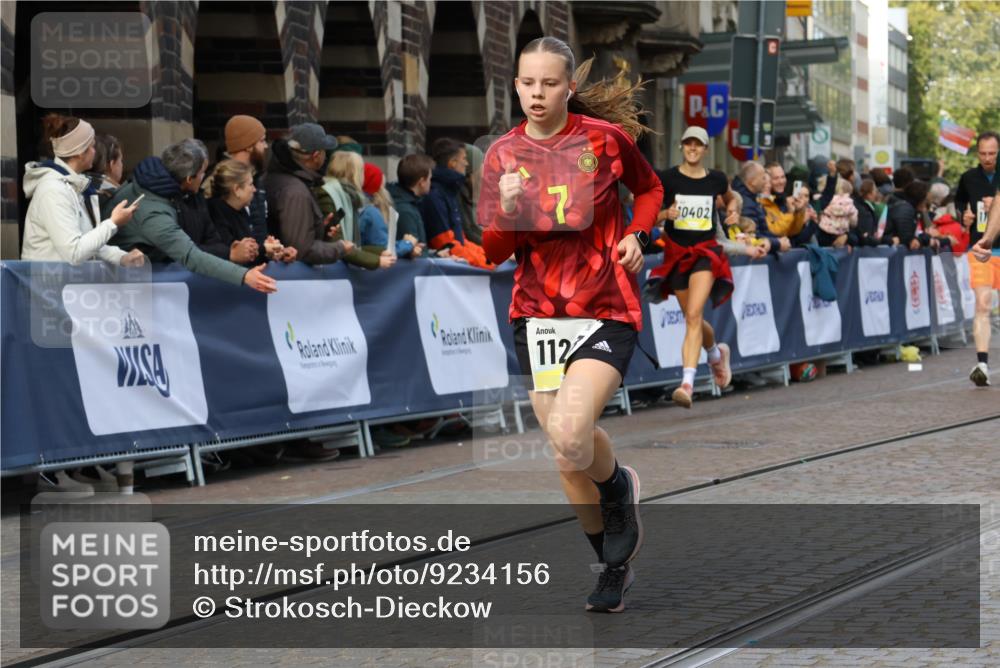 05.10.2025 - 20. swb-Marathon Bremen Strokosch-Dieckow http://msf.ph/oto/9234156 05.10.2025 10:54:16 Ziel 9407, 9574, 9900, 10234, 10402, 10533, 10915, 11040, 11203, 11449 meine-sportfotos.de
