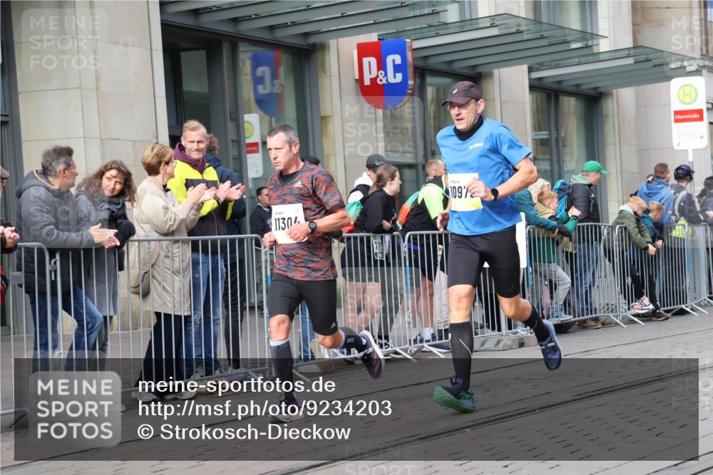 05.10.2025 - 20. swb-Marathon Bremen Strokosch-Dieckow http://msf.ph/oto/9234203 05.10.2025 10:42:59 Ziel 9006, 9967, 10474, 10541, 10553, 10979, 11304, 11476, 9006, 9967, 10474, 10541, 10553, 10979, 11304, 11476 meine-sportfotos.de
