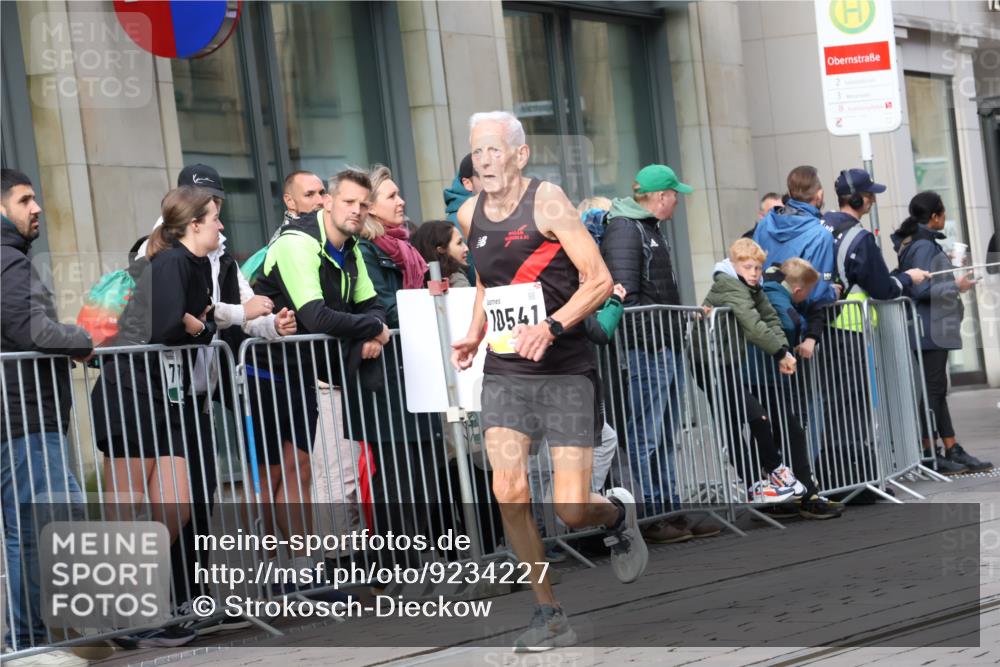 05.10.2025 - 20. swb-Marathon Bremen Strokosch-Dieckow http://msf.ph/oto/9234227 05.10.2025 10:43:00 Ziel 9006, 9967, 10474, 10541, 10553, 10979, 11304, 9006, 9967, 10474, 10541, 10553, 10979, 11304 meine-sportfotos.de