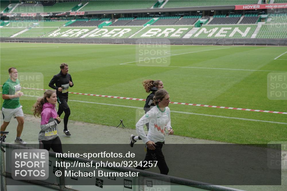 05.10.2025 - 20. swb-Marathon Bremen Michael Burmester http://msf.ph/oto/9234257 05.10.2025 10:31:53 Laufen im Stadion 7193, 7251, 8118, 8888, 9004, 9172, 9196, 9226, 9252, 9256, 9287, 9337, 9415, 9427, 9431, 9457, 9506, 9581, 9621, 9701, 9791, 9807, 9852, 9871, 9903, 9956, 10014, 10019, 10020, 10029, 10038, 10057, 10064, 10075, 10128, 10163, 10199, 10206, 10222, 10226, 10240, 10242, 10262, 10279, 10296, 10310, 10321, 10327, 10335, 10369, 10438, 10468, 10537, 10543, 10609, 10616, 10636, 10638, 10655, 10662, 10668, 10669, 10698, 10719, 10743, 10785, 9267 meine-sportfotos.de
