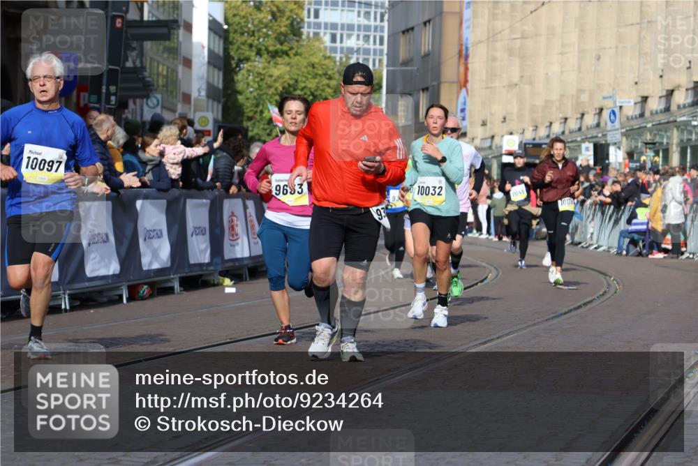 05.10.2025 - 20. swb-Marathon Bremen Strokosch-Dieckow http://msf.ph/oto/9234264 05.10.2025 10:54:26 Ziel 9367, 9392, 9407, 9633, 10032, 10097, 10178, 10810, 11040, 11045, 11089, 11271 meine-sportfotos.de