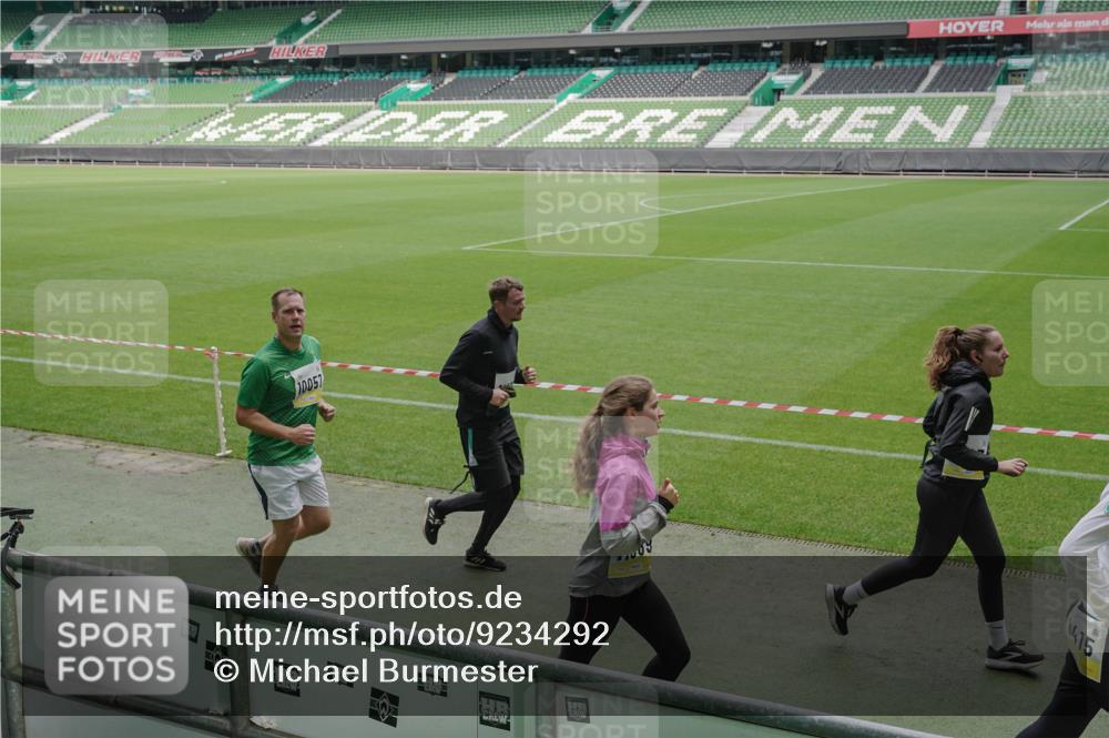 05.10.2025 - 20. swb-Marathon Bremen Michael Burmester http://msf.ph/oto/9234292 05.10.2025 10:31:53 Laufen im Stadion 7193, 7251, 8118, 8888, 9004, 9172, 9196, 9226, 9252, 9256, 9287, 9337, 9415, 9427, 9431, 9457, 9506, 9581, 9621, 9701, 9791, 9807, 9852, 9871, 9903, 9956, 10014, 10019, 10020, 10029, 10038, 10057, 10064, 10075, 10128, 10163, 10199, 10206, 10222, 10226, 10240, 10242, 10262, 10279, 10296, 10310, 10321, 10327, 10335, 10369, 10438, 10468, 10537, 10543, 10609, 10616, 10636, 10638, 10655, 10662, 10668, 10669, 10698, 10719, 10743, 10785, 9267 meine-sportfotos.de