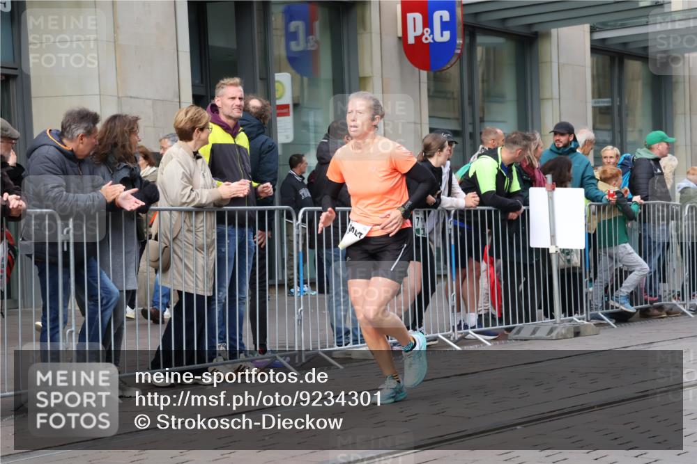 05.10.2025 - 20. swb-Marathon Bremen Strokosch-Dieckow http://msf.ph/oto/9234301 05.10.2025 10:43:09 Ziel 9545, 9967, 10304, 9545, 9967, 10304 meine-sportfotos.de