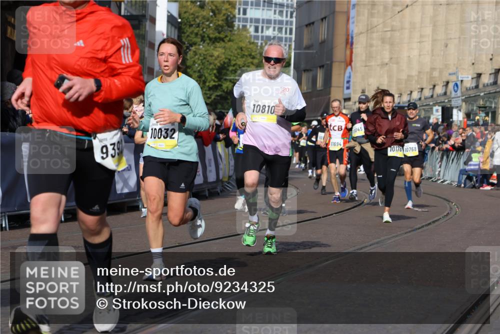 05.10.2025 - 20. swb-Marathon Bremen Strokosch-Dieckow http://msf.ph/oto/9234325 05.10.2025 10:54:28 Ziel 9367, 9392, 9633, 10032, 10097, 10178, 10296, 10768, 10810, 11045, 11089, 11271 meine-sportfotos.de
