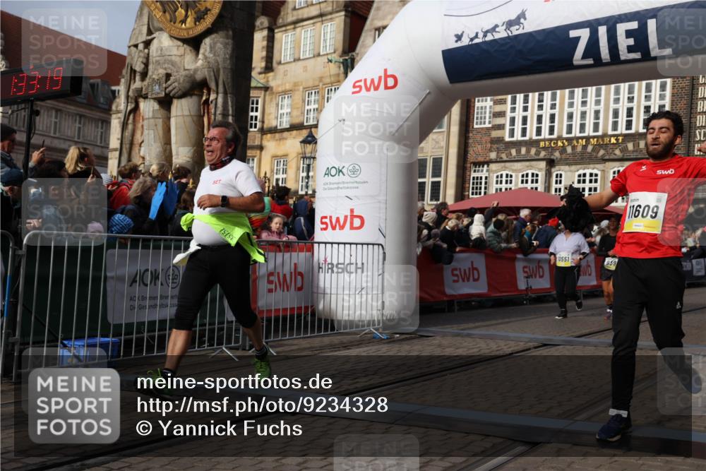 05.10.2025 - 20. swb-Marathon Bremen Yannick Fuchs http://msf.ph/oto/9234328 05.10.2025 11:04:08 Ziel 9379, 9398, 10205, 10265, 10271, 10551, 11183, 11609 meine-sportfotos.de