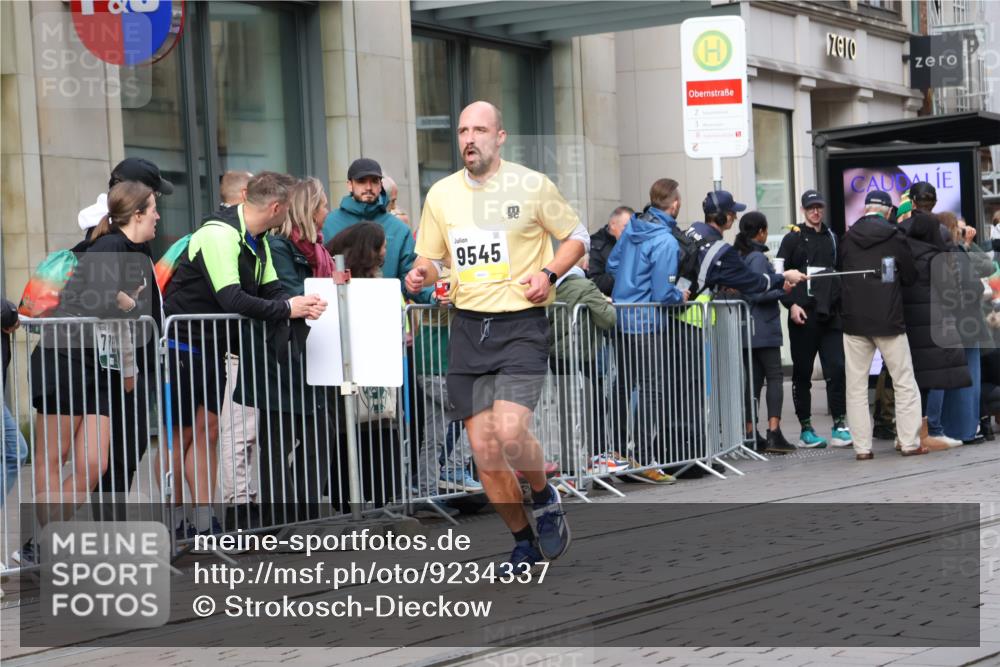 05.10.2025 - 20. swb-Marathon Bremen Strokosch-Dieckow http://msf.ph/oto/9234337 05.10.2025 10:43:18 Ziel 9270, 9545, 10304, 10559, 9270, 9545, 10304, 10559 meine-sportfotos.de